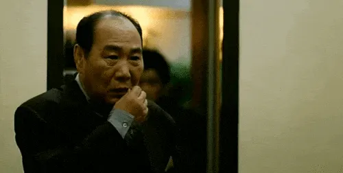 타짜 너구리 입막아 입틀막 입닫아 비밀 말하면 가만안둬 발설금지 말하지마 입에자크채우는시늉 입에자크 입자크 악플러 닥쳐라 입닫아라 입단속