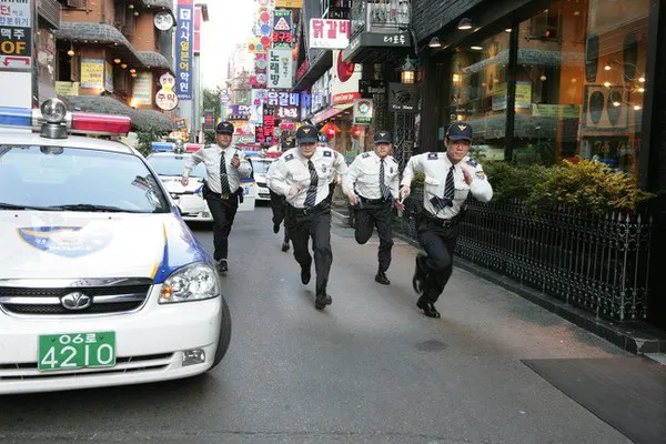 검거 잡혔다 경찰관 경찰 출동 철컹 달리는 출발 잡아 잡으러 간다 체포 잡는다 범인 범죄자 도둑