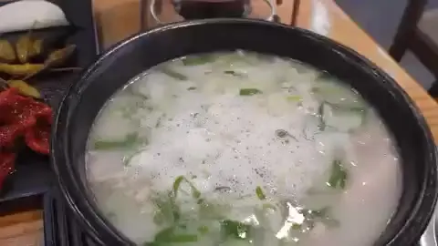 국밥 돼지국밥 보글보글 김이모락모락 위꼴 배고파 야식 해장 먹방 뜨거운