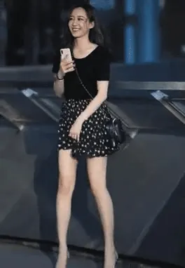미니스커트 바람 당황 미소 패션 스트릿 치마 찰나 상황 훈녀