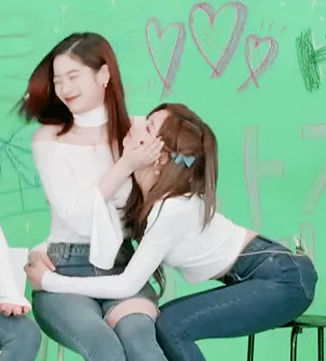 트와이스 사나 뽀뽀 귀여움 사랑스러움