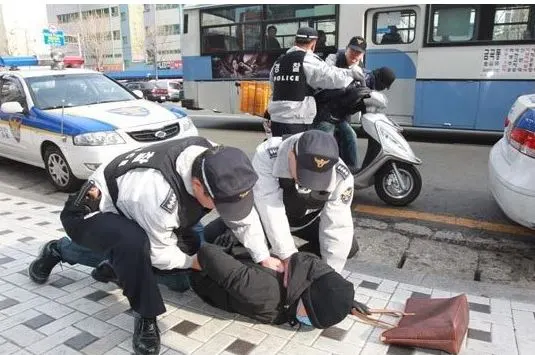 철컹 철컹철컹 경찰 도둑 아청 아청법 범인 경찰관 잡는 도둑놈 112 폴리스 날치기 강도 여고생 전자발찌
