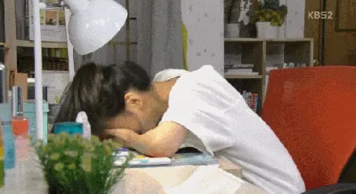 만능짤 휴대폰 보면서 좋아하는 여자 스만트폰 쳐다보며 행복 기쁨