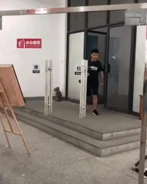 새로 설치된 출입문 출입문 입구