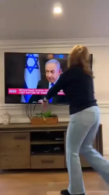 이스라엘 폴라 압둘 벌레 기겁 도망 비명 깜놀 당황 충격