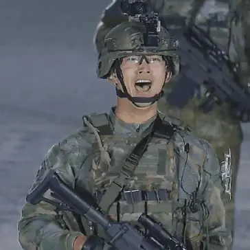 옥택연 경례