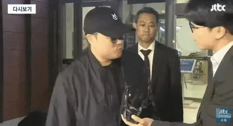 기자 팔 토닥이는 김호중