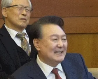 나라고? 윤석열 나라고 당황 황당 놀람 어리둥절 짤 대통령 억울 무엇